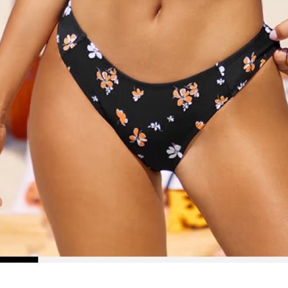 Cupshe Twilight Garden Sweetheart
Bikini Top & Ultra Cheeky
Bottoms Set - Picture 3 of 8